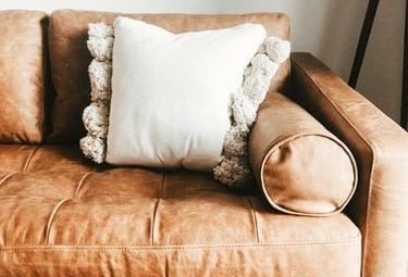 Den bästa kuddfärgen för en mörkbrun soffa