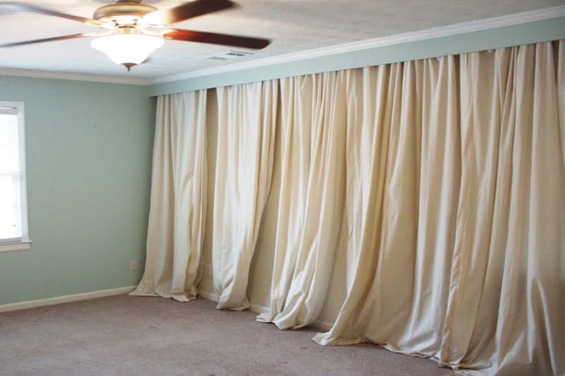 5 Enkel DIY för hur man täcker en vägg med gardiner