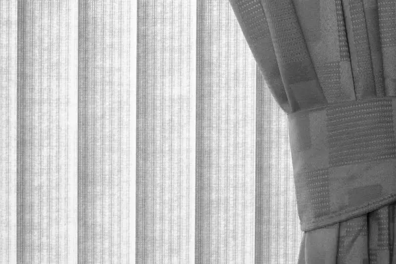 6 enkla DIY-steg för hur du installerar gardiner över persienner