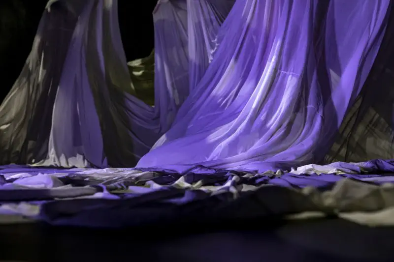 Hur man fäster mörkläggningsfoder på gardiner