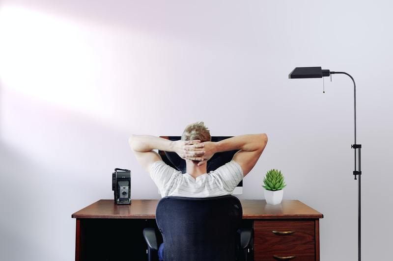 3-stegs guide om hur du sänker kontorsstolen för bästa komfort