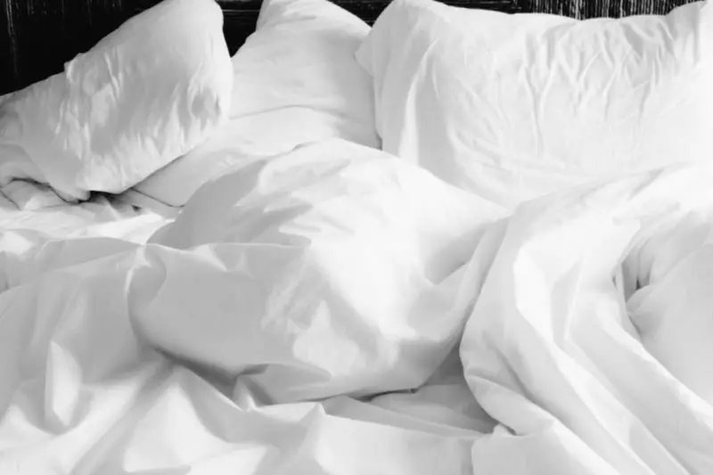Hur får man lakan att ligga kvar i sängen? På 7 enkla sätt!