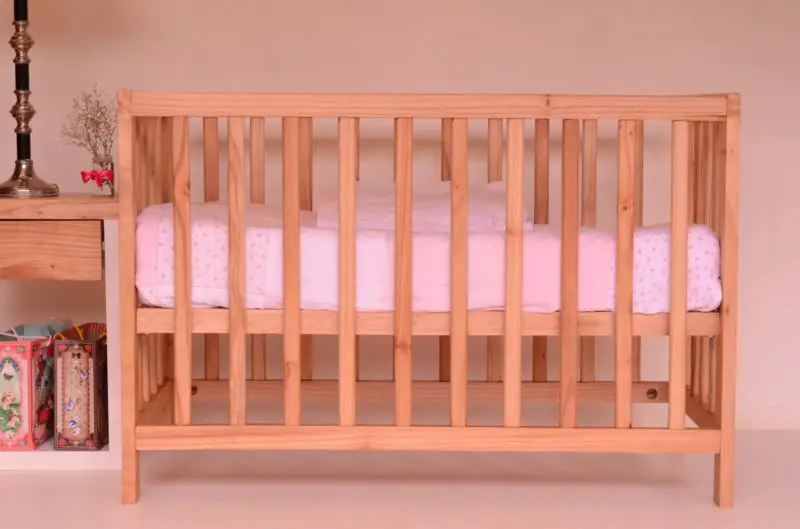 Hur fäster du en spjälsäng i din säng? 3 enkla steg!
