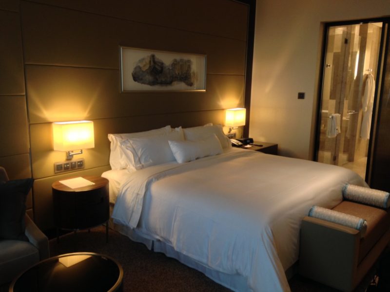 Hur klär man en säng som ett hotell? 7 enkla tips att följa!