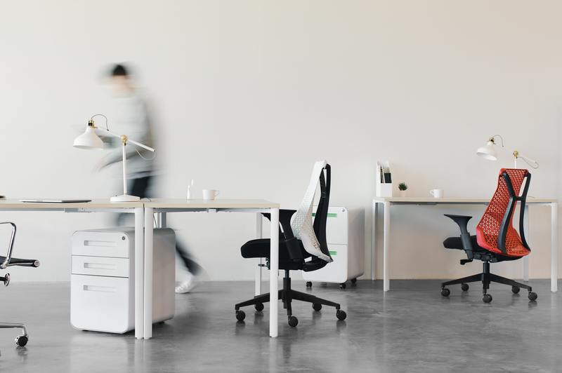 Hur man justerar kontorsstolens höjd i 2 enkla metoder