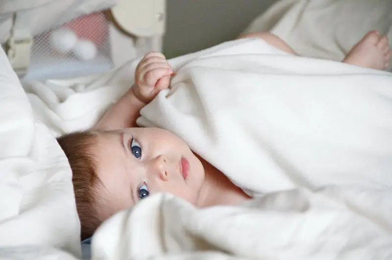 När är det säkert att täcka baby med filt: 7 grundläggande tips