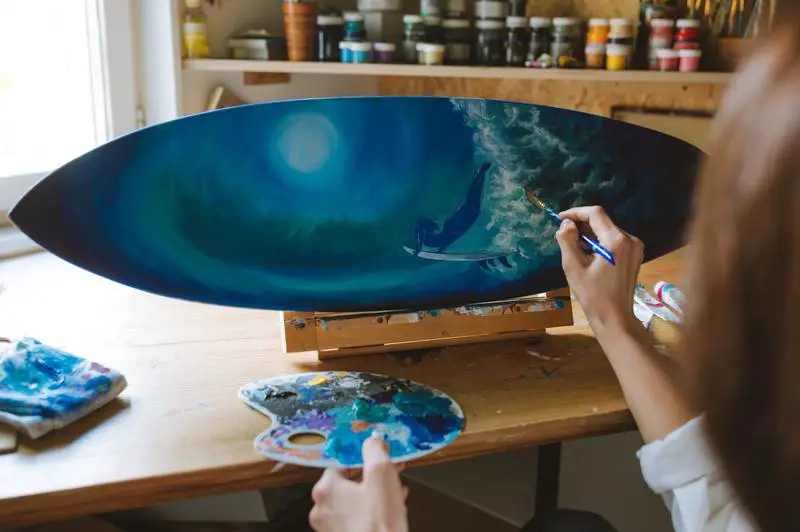 Home Art 101: Hur man använder vattenskadat trä för målning
