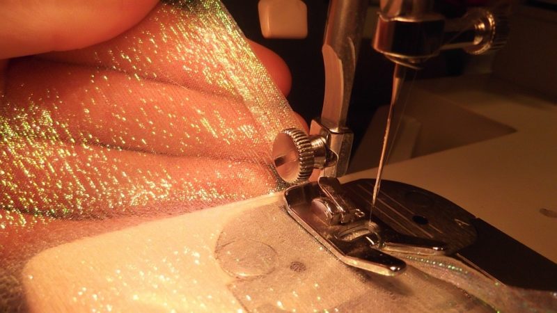 Hur man fixar den bakre knappen på en symaskin