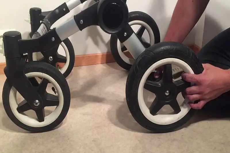 Hur man fixar ett böjt barnvagnshjul