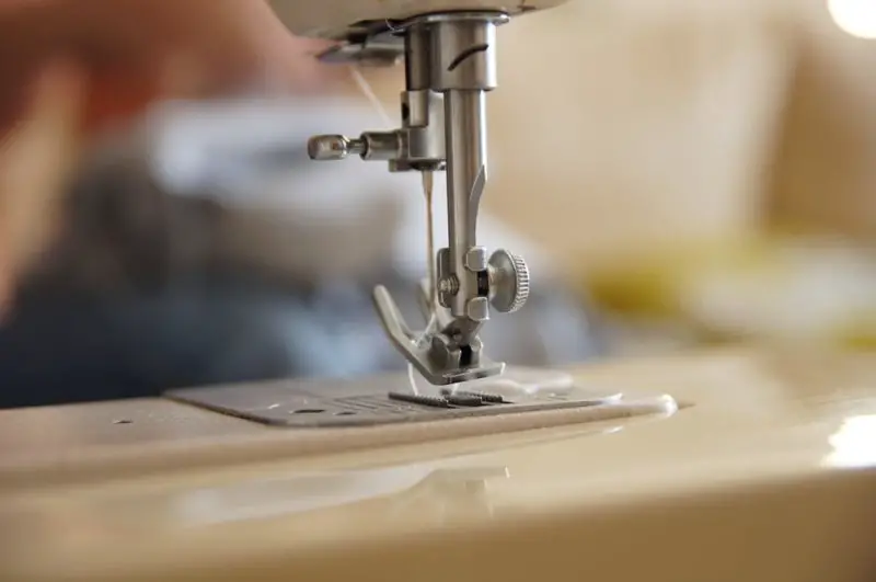 Hur man justerar pressarfotstrycket på Brother symaskin