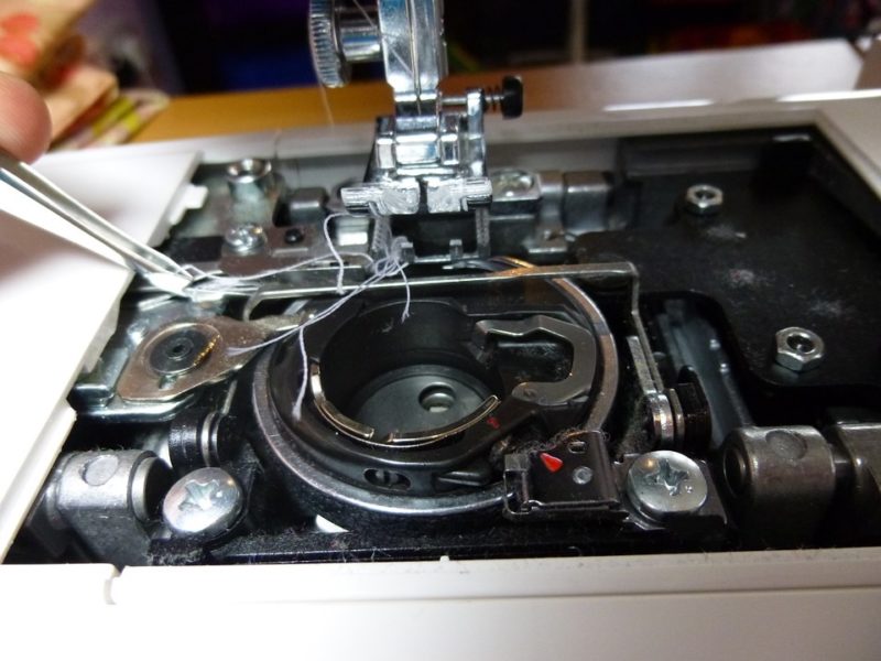 Hur man kopplar om en symaskinmotor i fem steg