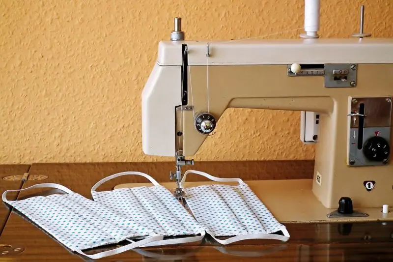 Hur man lägger en spole i en symaskin: 2 metoder