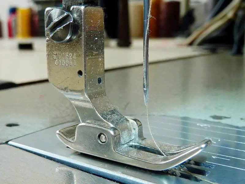 Hur man sätter ett nål i en symaskin i 3 steg