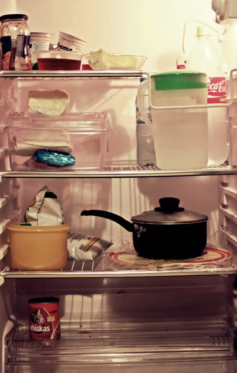 Hur rengör jag droppbrickan på kylskåpet? Överraskande 3 enkla steg att följa!