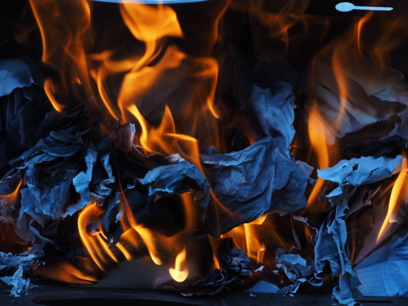 Hur rengör man en bränd spis? 9 fantastiska sätt!