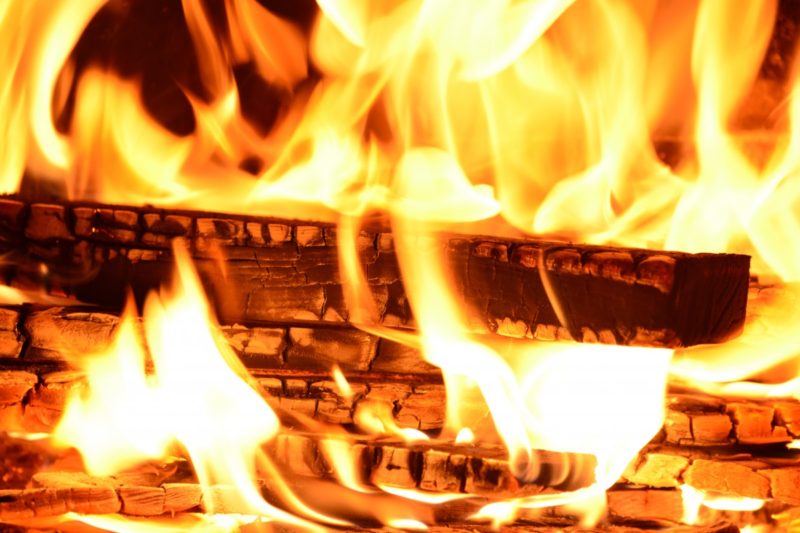 Hur startar man en eld i en vedeldad spis? 7 enkla steg!