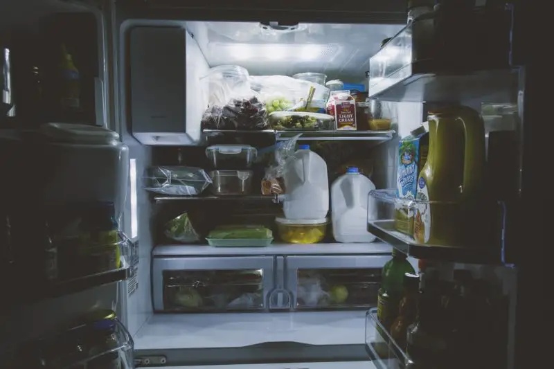 Varför luktar mitt kylskåp som kemikalier? 5 överraskande skäl!