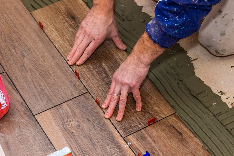 4 enkla steg för hur man fixar vattenskadat flytande golv