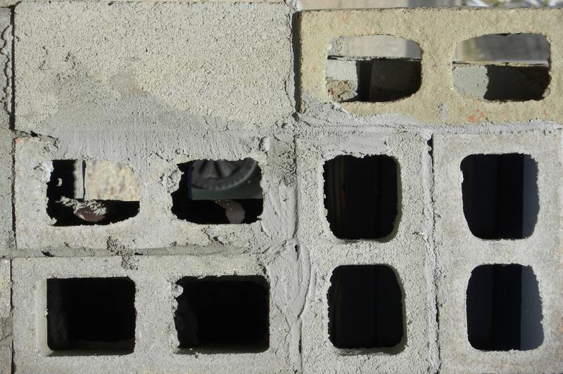 6 enkla steg för hur man rengör mögel från väggar av cinderblock