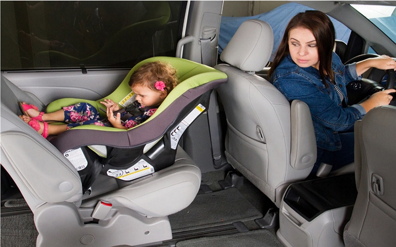 En detaljerad guide om hur man underhåller baby i bakåtvänd bilbarnstol