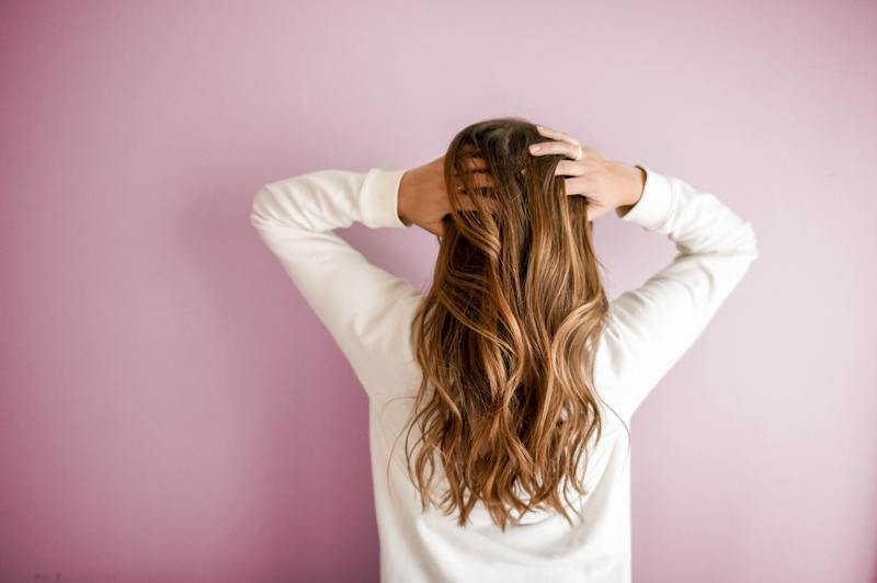 Hur du blir av med mögel i ditt hår: Enkel 4-stegs DIY-guide