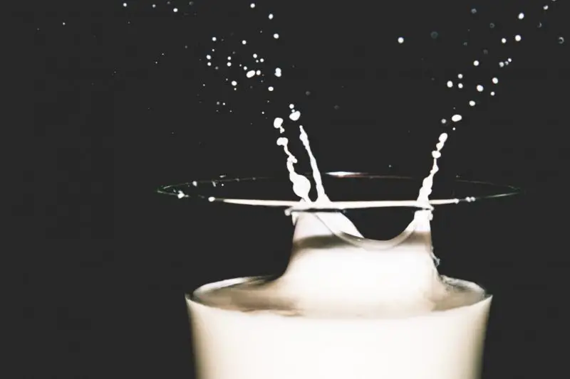 Hur får man bort den brända mjölken från spishällen? 5 fantastiska tips!