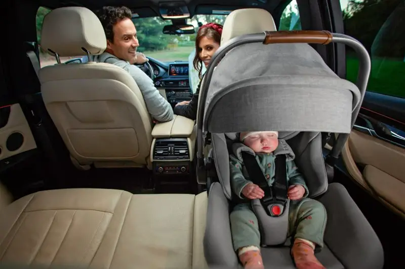 Hur länge ska en baby sitta i en bilbarnstol när man kör? En detaljerad guide