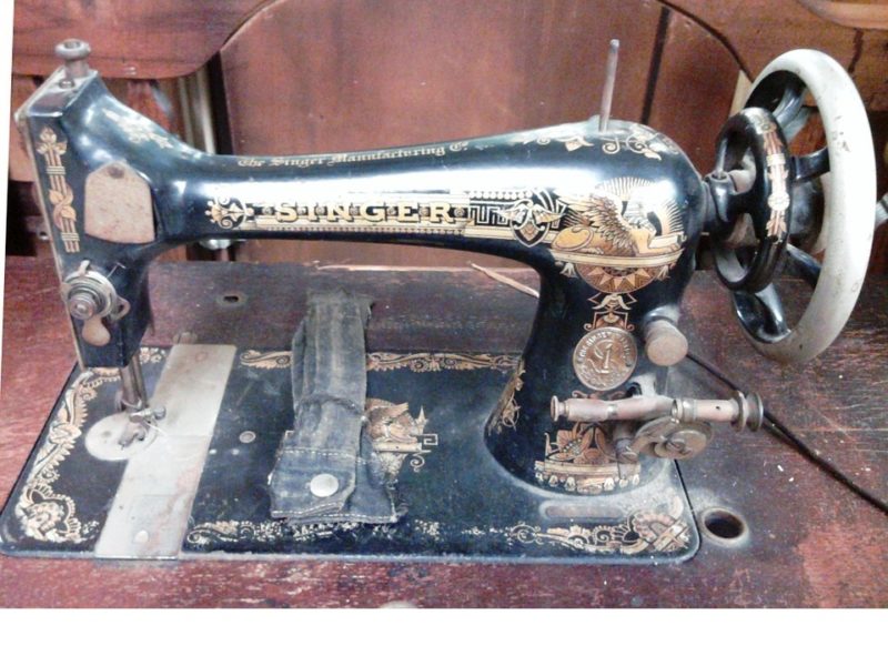Hur man återställer antik Singer symaskin