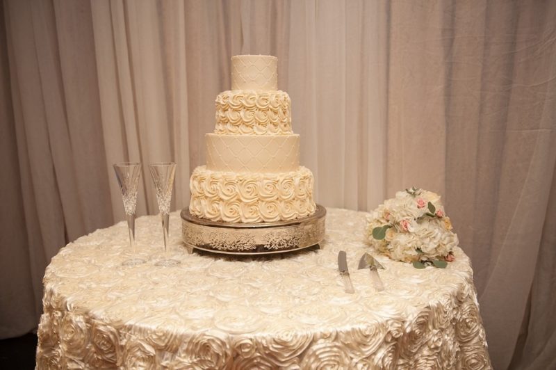 Hur man dekorerar en bröllopstårta i 5 steg