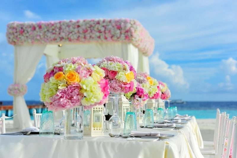 Hur man dekorerar ett lusthus för ett bröllop: 3 bästa sätten