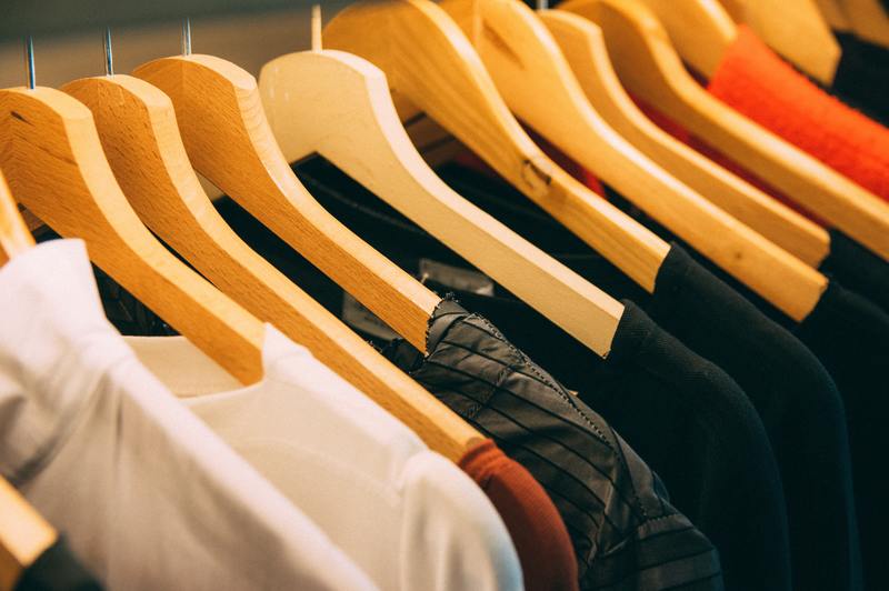 Hur man får mögelfläckar ur färgade kläder: 6 enkla steg