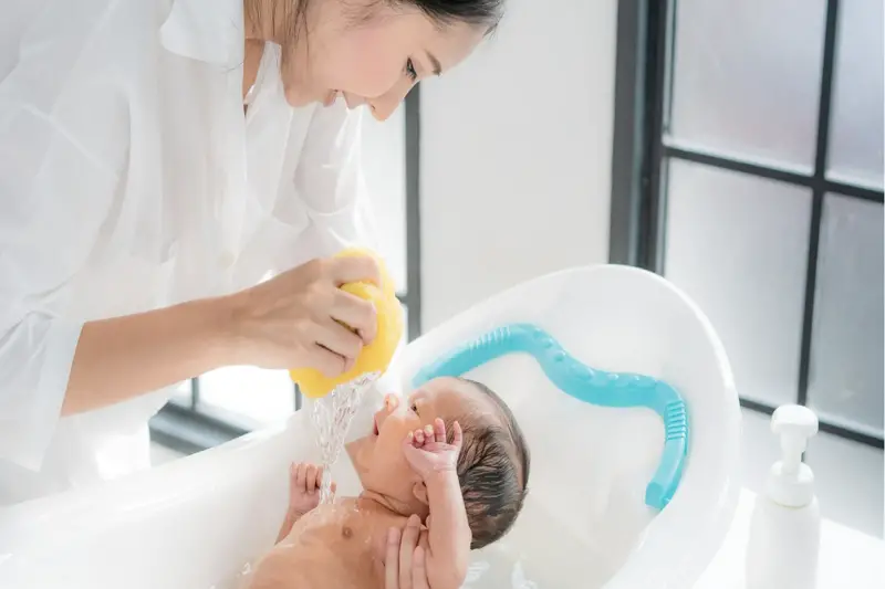 Hur man ger barnet ett bad i badkaret