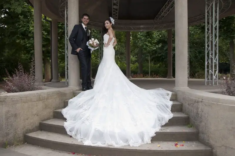 Hur man gör ett avtagbart tåg för en bröllopsklänning