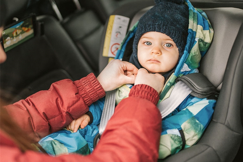 Hur man håller barnet varmt i bilbarnstolen