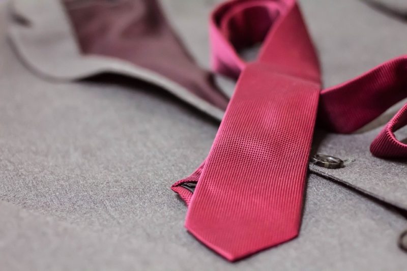 Hur man knyter en slips för ett bröllop: 2 bästa knutarna