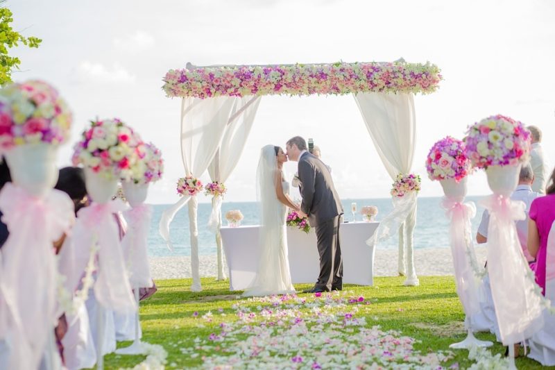 Hur man planerar ett strandbröllop i 5 steg