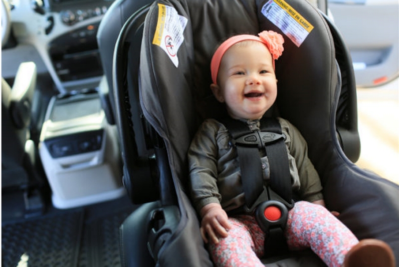 Hur man sätter bebis i Nuna Pipa bilbarnstol