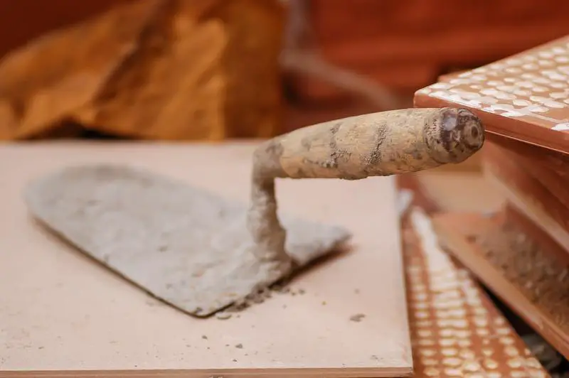 Hur man tar bort mögel från cement: Enkel 5-stegs DIY-handledning