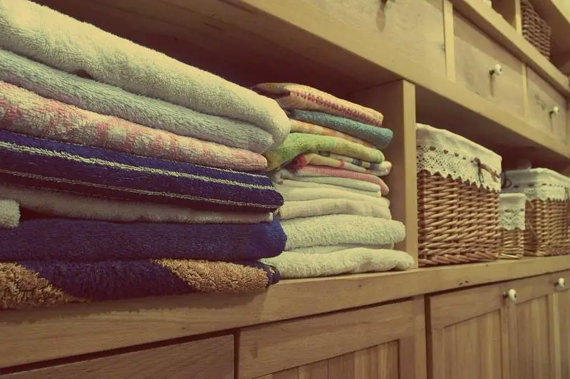 Hur man tar bort mögellukt från handdukar: 3 fantastiska steg