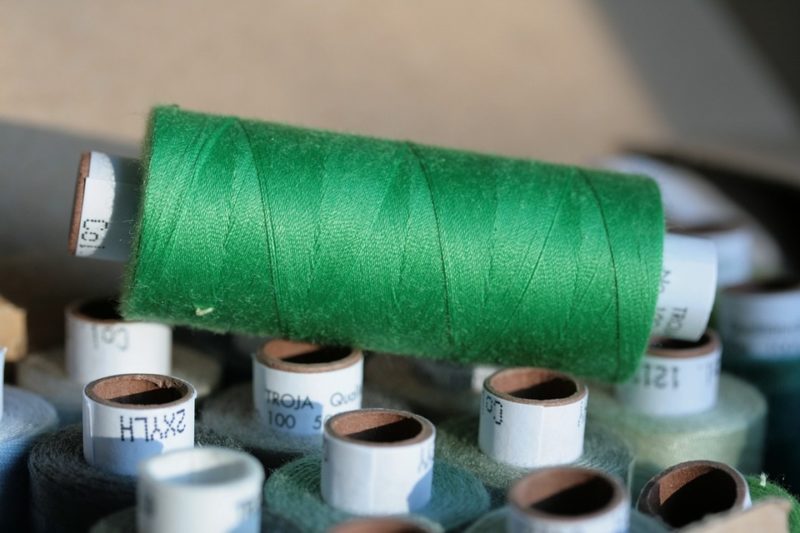 Hur man trär en Consew-symaskin på rätt sätt