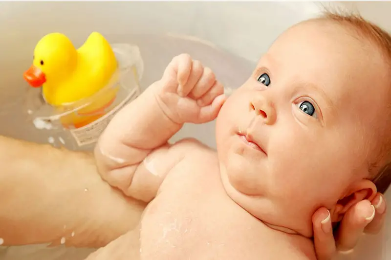 Hur man tvättar babyhår i bad med schampo