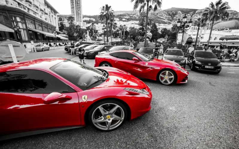 Hur mycket kostar en försäkring på en Ferrari? 5 användbara tips för att minska försäkringskostnaderna!