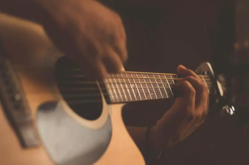 Hur rengör man en vattenskadad akustisk gitarr? 7 enkla steg