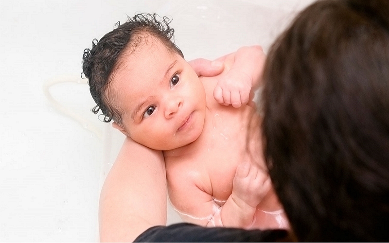 Hur varmt ska ett babybad vara? En guide