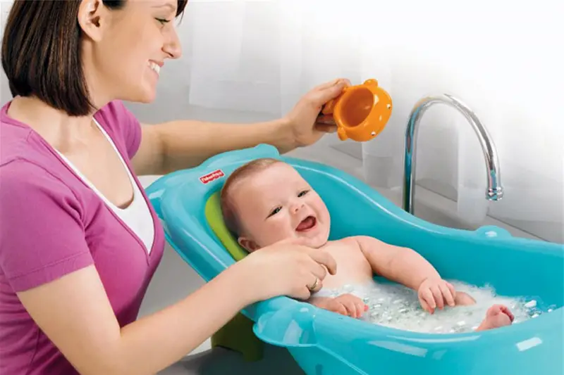 När kan jag bada mitt nyfödda barn? Idéer