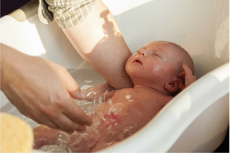 När kan man sänka barnet i badet? En guide