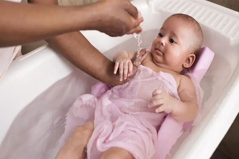 Vad man ska göra när bebis växer ur babybad