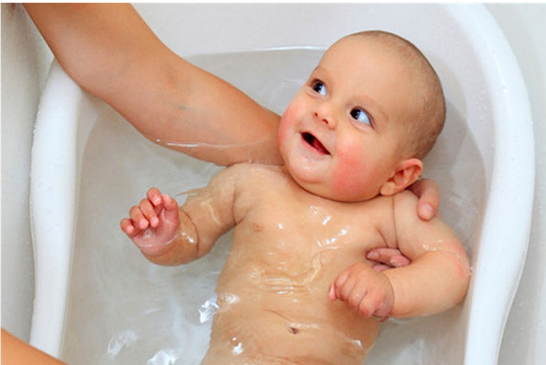 Vad ska man göra om baby bajsar i badkaret? Tips och tricks
