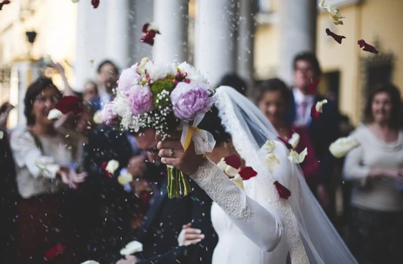 Vem får blommor på ett bröllop: traditioner och mer