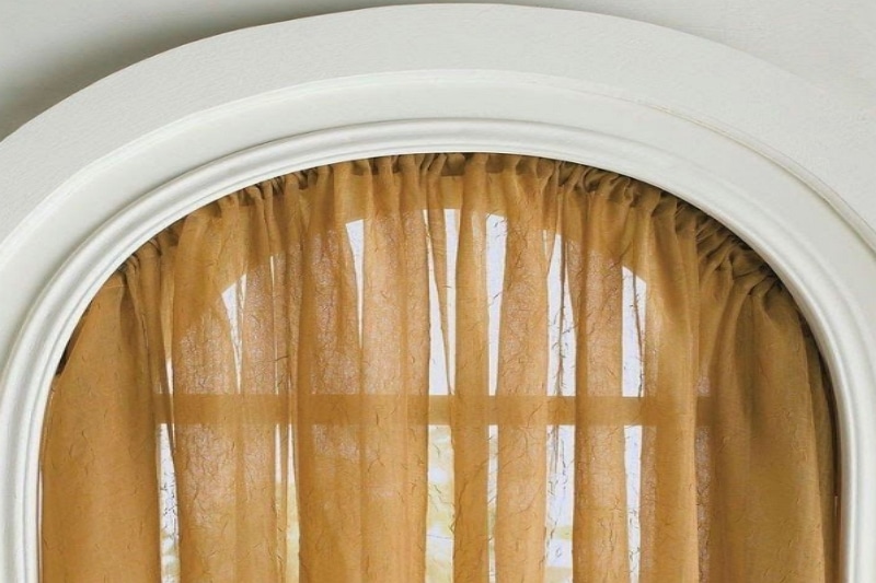 6 enkla steg om hur man hänger upp gardiner på välvda fönster